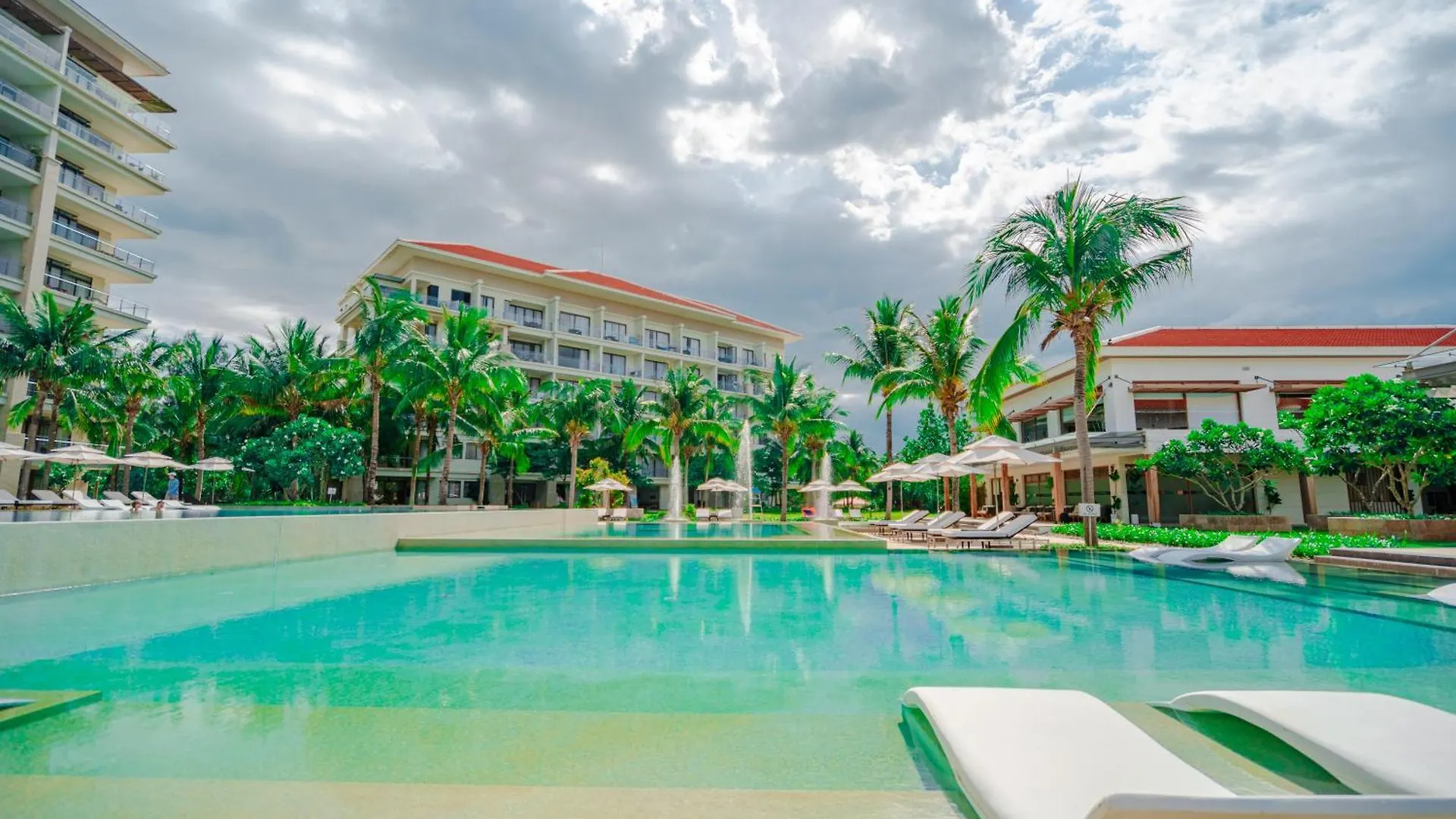 Ocean Breeze Villa Da Nang 0*,
